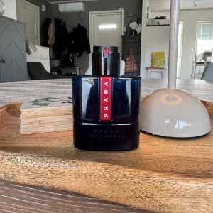 Prada Luna Rossa Ocean EDT  - Köpt från Lyko, kvitto finns. Box finns. Typ 46ml av 50ml återstår. 