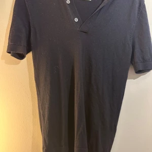 Marinblå Pike (ADM) - Snygg mariblå pike från märket a days march, köptes förra året men endast använd 2-3 gånger