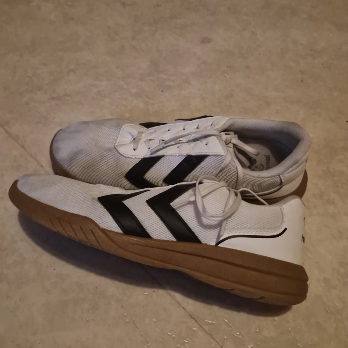 Vita sneakers från Hummel