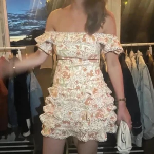 Klänning - Så fin blommig klänning, insydd vid midjan så passar även 34. Helt i nyskick!🩷 nypris runt 1600