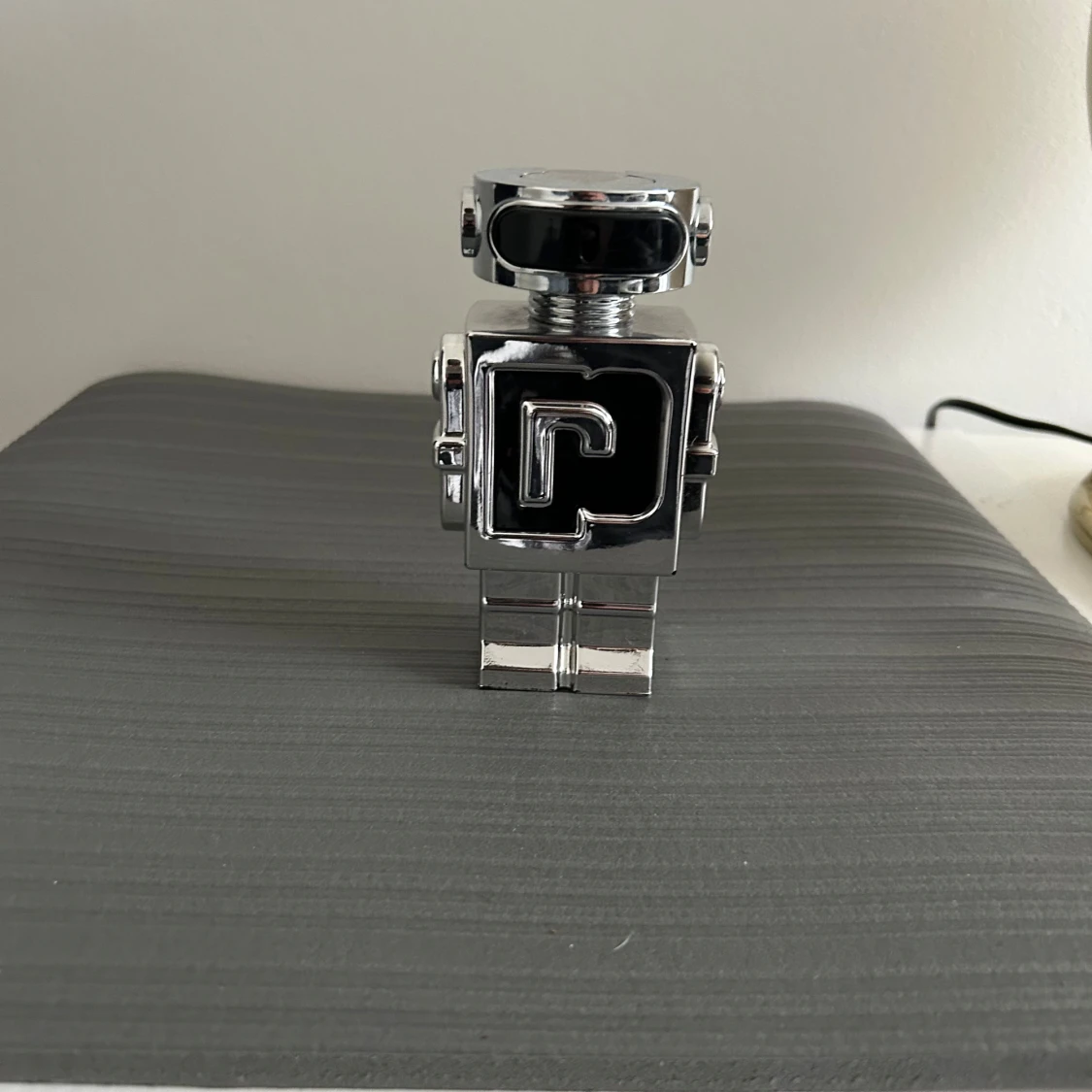 Robotformad parfymflaska