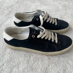 Saint laurent skor - Saint Laurent sneakers | Extremt snygga och sällsynt modell | använda max 10 gånger så i nyskick! Storlek 41 men passar 42 | INGA BYTEN|  Nypris 6000kr | Skriv vid frågor!
