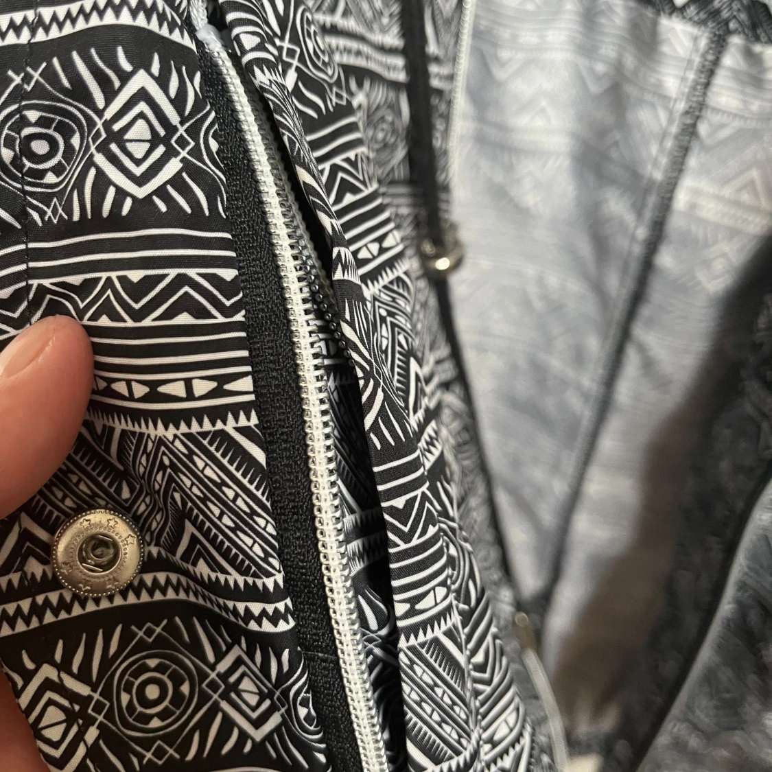 Svartvit mönstrad parka - 3