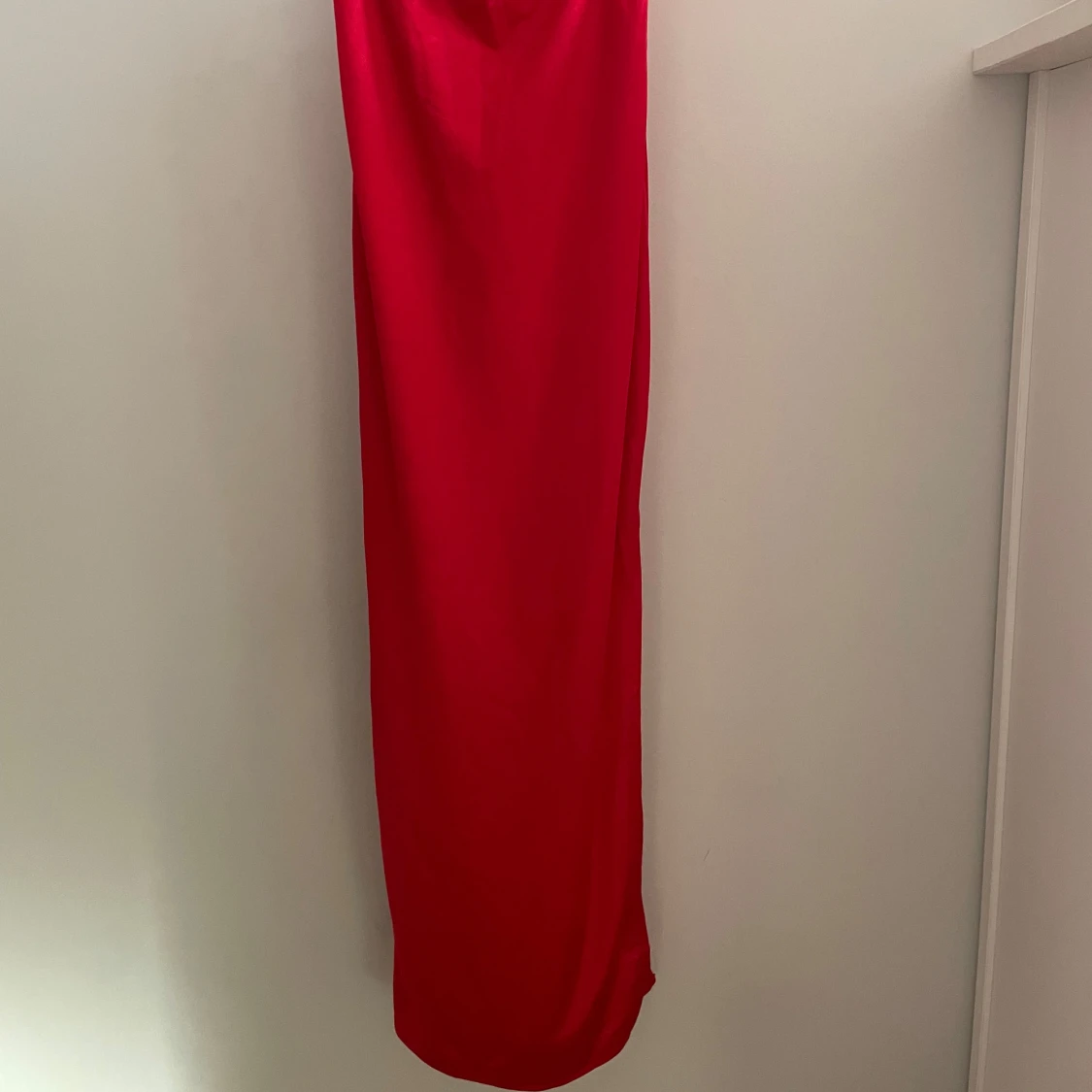 Röd satin axelbandslös klänning  - 1