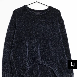 Svart stickad tröja  - Säljer denna svarta stickade tröja ifrån Kappahl, i storlek 152, jätte bra skick, använt inte många gånger, säljer för 200 kr💕.