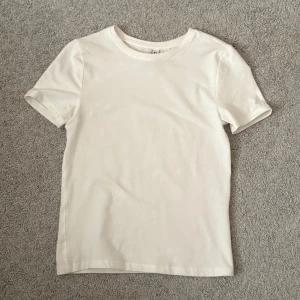 Vit tshirt - Säljer en vit t shirt ifrån H&M som aldrig kommit till användning. Storlek xxs.  Pris går att diskuteras, för fler bilder eller frågor skriv privat💕