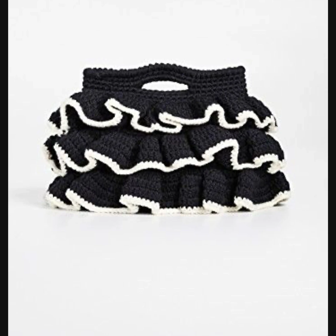 Svart virkad handväska med volanger