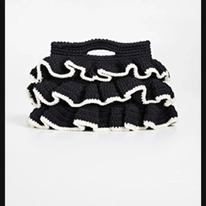 Svart virkad handväska med volanger - Charmig svart virkad handväska med volanger och vita detaljer. Helt nygjord! Ungefär 20-25cm bred och 15 hög🩷