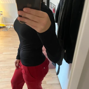  Röda juicy  - Säljer ett äkta juicy i storlek XS inga defekter🥰 har även en en kofta till. gå in på min profil så kan ni hitta den också