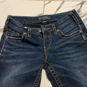 Mörkblå jeans med bootcut - Snygga mörkblå jeans med bootcut-stil och kontrasterande sömmar. De har en klassisk lågmidjad passform. Perfekta 💕DM om ni har frågor om storlek och sådant (S/XS) (går att sänka till ett rimligt pris)