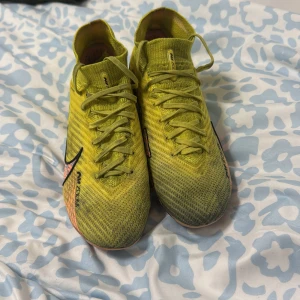 Nike air zoom köpt för (3399) pris kan diskuteras  - Säljer ett par gula fotbollsskor från Nike med snörning och en iögonfallande design. Skorna har en stickad överdel och en robust sula med Zoom-teknologi för extra komfort och prestanda på planen.