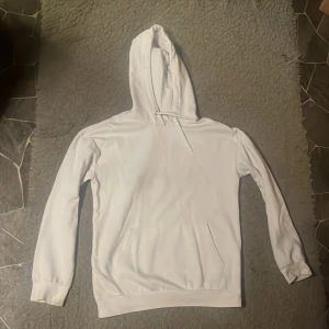 Hoodie - Säljer denna vita hoodie💕