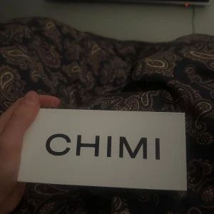 Grå solglasögon från CHIMI - Snygga grå solglasögon från CHIMI med en stilren design. De har en fyrkantig form och kommer i ett praktiskt fodral. Perfekta för att ge en cool touch till din outfit.