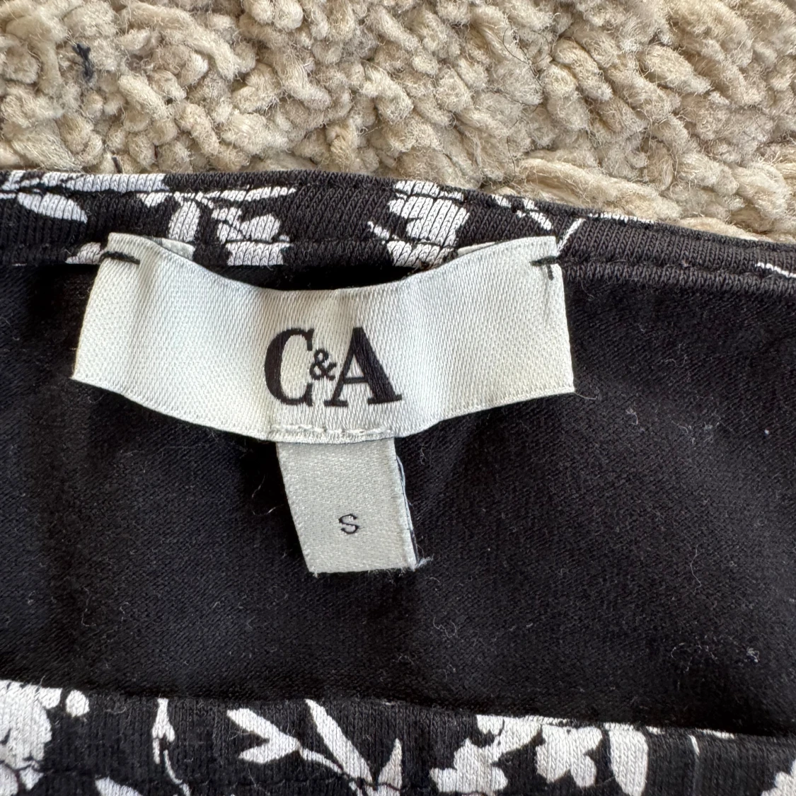 Svart och vit blommig klänning från C&A - 1