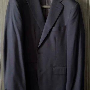 Kostym Riley Navy blue Inkl byxor - En mörkblå kostym i slim fit storlek S använd 1 gång. Bra skick inga defekter eller liknande. Kom pm för mer info 🙏🏼☀️