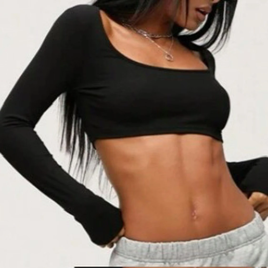 Svart croppad långärmad topp