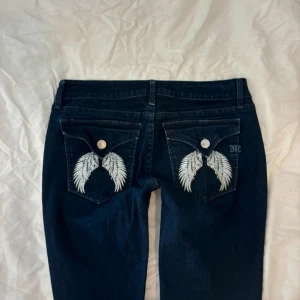 Miss Me Jeans - low rise bootcut miss me jeans från modellen "MEGAN" Flap pocket Low rise boot cut  midja: 38 cm höjd av midja: 20 cm Innerbenslängd: 78 cm bredd längst ner: 22 cm