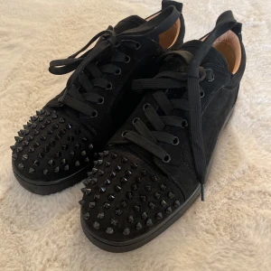 Louboutin skor  - Säljer nu några nya loubtin perfekta till sommaren, alla spikar sitter kvar och det finns inge defekter på skorna. Allt följer med skor, sko kartong, dustbag, kvitto mm. Är i storlek 43 men passar 44