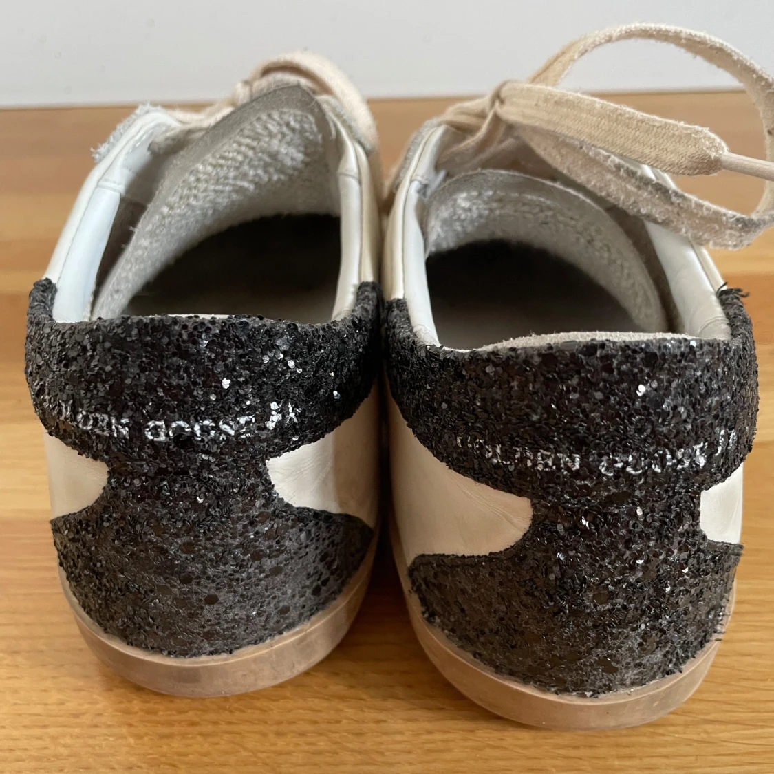 Vita sneakers med glittrig stjärndetalj - 2