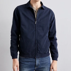 Mörkblå jacka från Studio ID - Säljer en stilren mörkblå jacka från Studio ID. Jackan har använts 3 gånger och sedan blivit dammig i garderoben. Storleken är L och nypriset  runt 250 €.