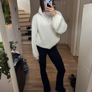 Vit half-zip stickad - Från NAKD, lite nopprig men annars inga som helst fel! Oversized så supermysig att slänga på sig