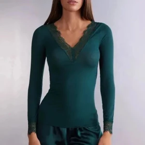 intimissimi topp - Snygg grön långärmad topp med v-ringning från intimissimi, använd ett par gånger men inget märks förutom ett jätte litet hål längst ner på armen på underdelen som inte märks ( kan skicka bild pm ) , pris kan sänkas vid snabb affär 💓