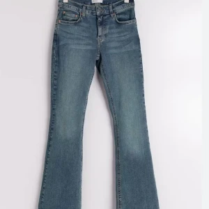 Gina tricot low waist bootcut jeans petit 34 - Snygga blå bootcut jeans från Perfect Jeans. De har en klassisk femficksdesign och en hög midja som ger en smickrande passform. Perfekta för en avslappnad stil.