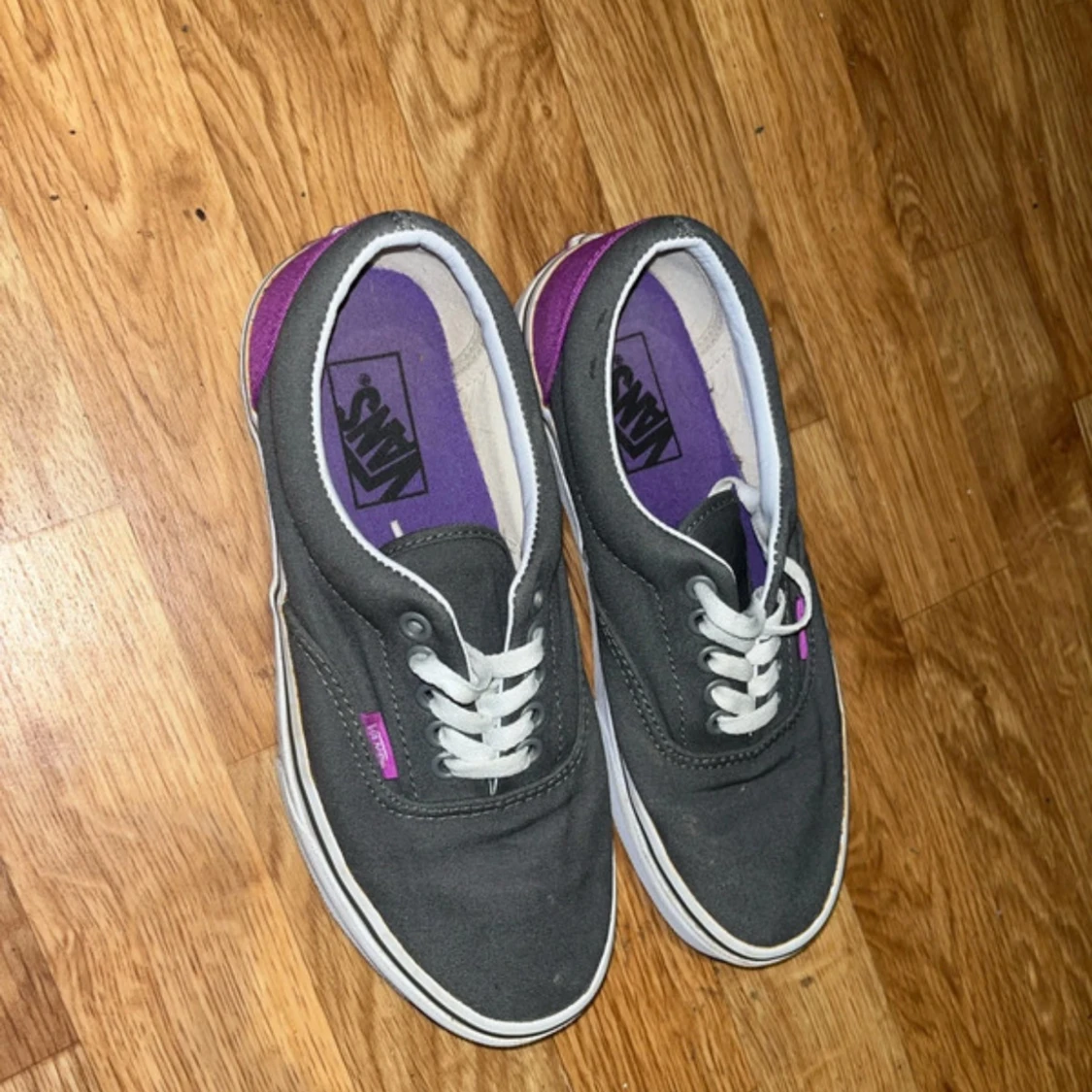 Grå och lila sneakers från Vans