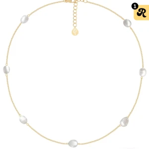 Guldhalsband med pärlor - Elegant guldhalsband med vita pärlor jämnt fördelade längs kedjan. Perfekt för att ge en sofistikerad touch till din outfit. Halsbandet har en justerbar kedja för optimal passform. Använd ca 5 ggr. Som helt ny!