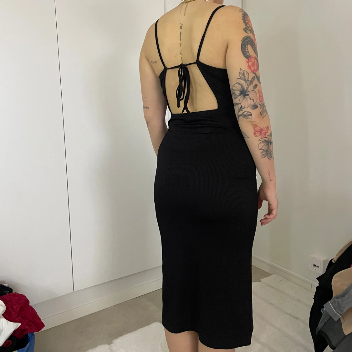 Svart ribbad klänning - 2