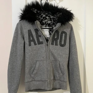 2000s aero fauxfur zip up - ✰*฿✩‧₊˚ läs gärna köpvillkoren &  beskrivningen innan  superfin zip up fauxfur hoodie från aero! storlek XS, passar ej så säljer vidare. inga bilder på men kan erbjuda mått. skriv vid frågor!💜 