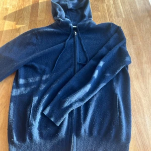 Mörkblå cashmere hoodie från Soft Goat - Säljer nu min mörkblåa cashmere soft goat hoodie, hoodien är i bra skick och är inte använd mycket. Jag säljer den då den inte används längre Storlek: M Pris: 1500 