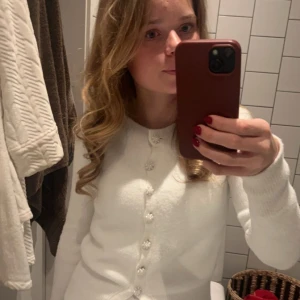 Vit kofta från Zara - säljer den här vita koftan me fina detaljer på knapparna från Zara i strl S 