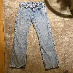 Lågmidjade ljusblå jeans - Weekdays straight arrow jeans i en ljusblå färg, super snygga och lågmidjade 💕 inga defekter