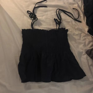 Mörkblå volans topp - Söt sommar topp