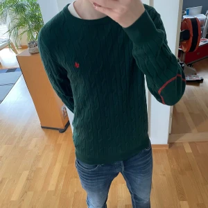Morris Merino Finstickad Tröja - Säljer en sjukt fet mörk grön Merino ull tröja från Morris. Tröjan är i bra skick och därav inga defekter eller slitningar och den sitter sitter i strl M. Den är ribon/kabelstickad och är även i materialet Merino ull. Nypris ligger på 1699 och hör gärna av er vid frågor eller funderingar!!