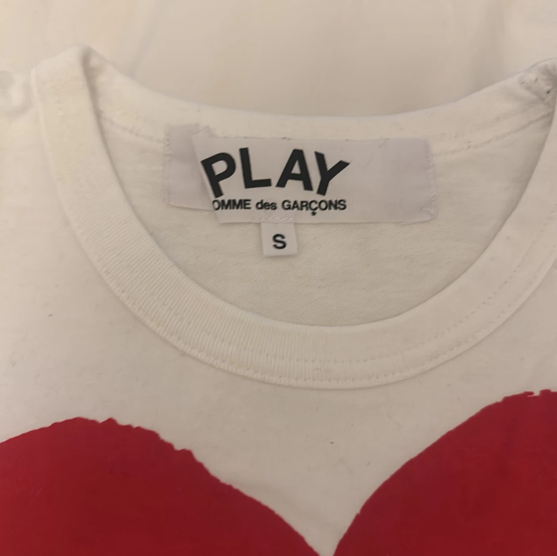 Vit t-shirt med rött hjärta från Comme des Garçons - 2