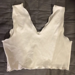 Vit topp - Använt några gånger, inga defekter, finns även i färgen vinröd, skriv om man undrar något💕