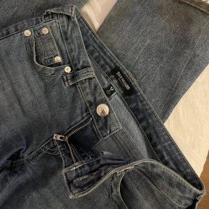 Blå jeans från True Religion - snygga jeans från true religion, intressekoll🥰 (lite defekter så kp 💞)