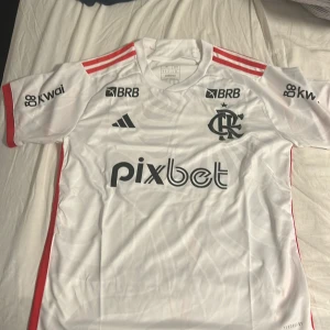 3 st fotbolströjor  - Säljer 3 stycken fotbollströjor. Oanvända. Vid fler bilder eller separata köp kom pm 