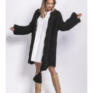 Svart stickad kofta - Säljer en mysig svart stickad kofta  oversized passform. Koftan  har en dekorativ tofsdetalj framtill. Helt ny med lapparna på