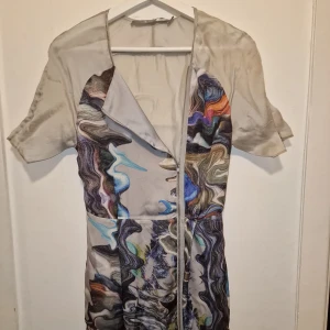 Mönstrad klänning från Tiger of Sweden  - Unik klänning från Tiger of Sweden med ett abstrakt mönster. Perfekt för dig som vill sticka ut med en edgy look. Kostade närmare 4000 kr vid inköp och använd 1 gång.