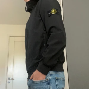 Svart jacka från Stone Island - Säljer en stilren svart jacka från Stone Island. Köpt för 5000 På NK och använd ungefär 10-15 gånger! L men passar M 