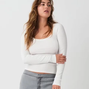 Beige långärmad topp från Gina Tricot - Säljer en stilren beige långärmad topp från Gina Tricot. Perfekt för en enkel och elegant look. Toppen har en rund halsringning och är tillverkad i ett mjukt material. Aldrig använd