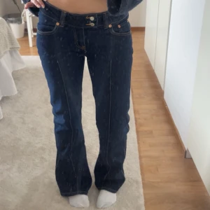 Mörkblå bootcut jeans - Snygga mörkblå bootcut jeans med låg midja och klassisk femficksdesign. Jeansen har en stilren look med kontrastsömmar och en bekväm passform. Perfekta för en avslappnad stil. Storlek S💙