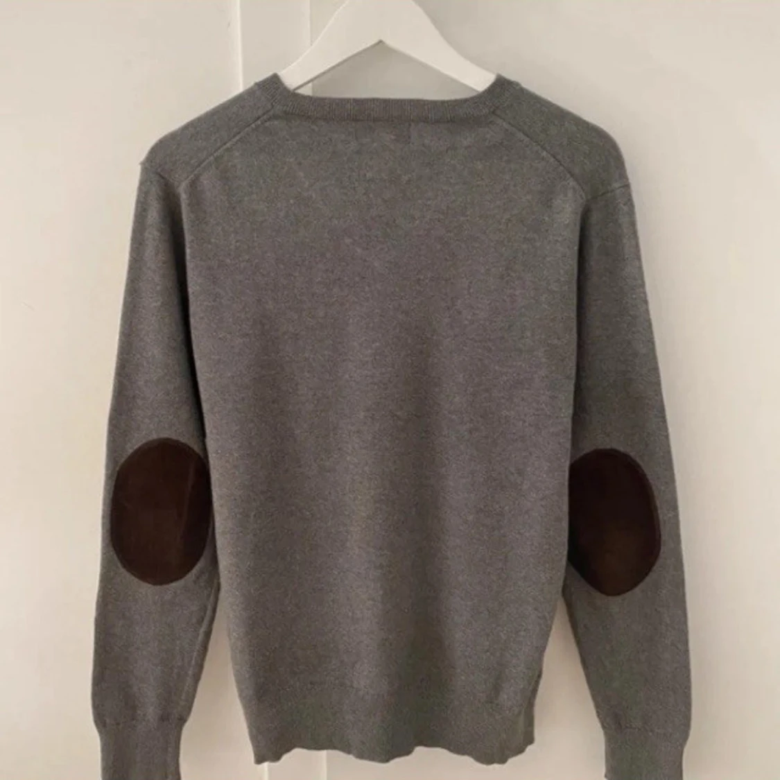 Grå tröja med bruna armbågslappar från Polo - 1