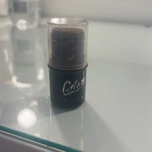 Krämig brun bronzer från Glam of Sweden - Säljer en krämig bronzer från Glam of Sweden Graftobian i nyans 04. Perfekt för att ge ansiktet en naturlig bronzed luk. Kompakt och lätt att ta med sig i väskan.