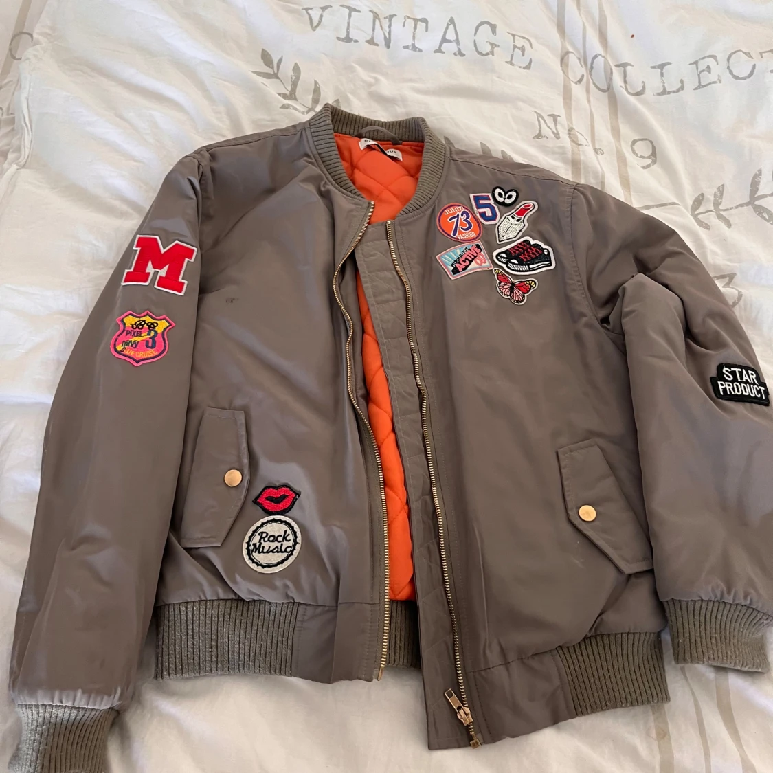  Bomberjacka med patches från Glamorous