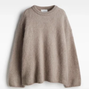 Brun mohair tröja från hm - Brun/beige mohair tröja från HM. Använd 1 gång, aldrig tvättad, precis som ny. Storlek S ( oversized passform). Helt slutsåld!!! 🩷🩷🩷 Går inte ner i pris