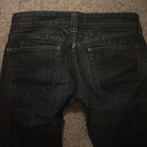 bootcut replay jeans - Snygga mörkblå jeans från replay med klassisk femficksdesign. De har en bootcut passform och är perfekta för en avslappnad stil. Byxorna har en diskret tvättad look som ger dem en cool edge. Lågmidjade!! Bra längd på mig som är 166 cm